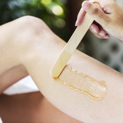 mujer-con-piernas-depiladas-en-un-spa