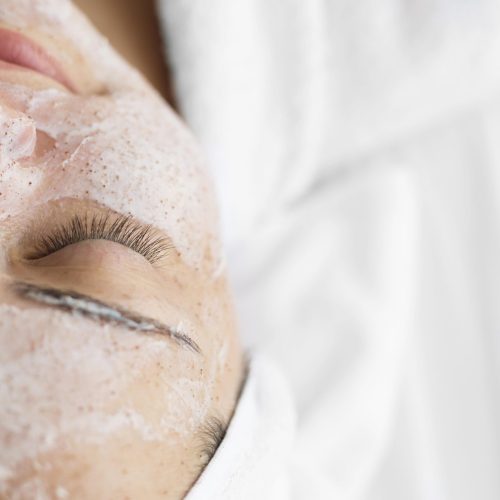 mujer-de-primer-plano-con-crema-facial